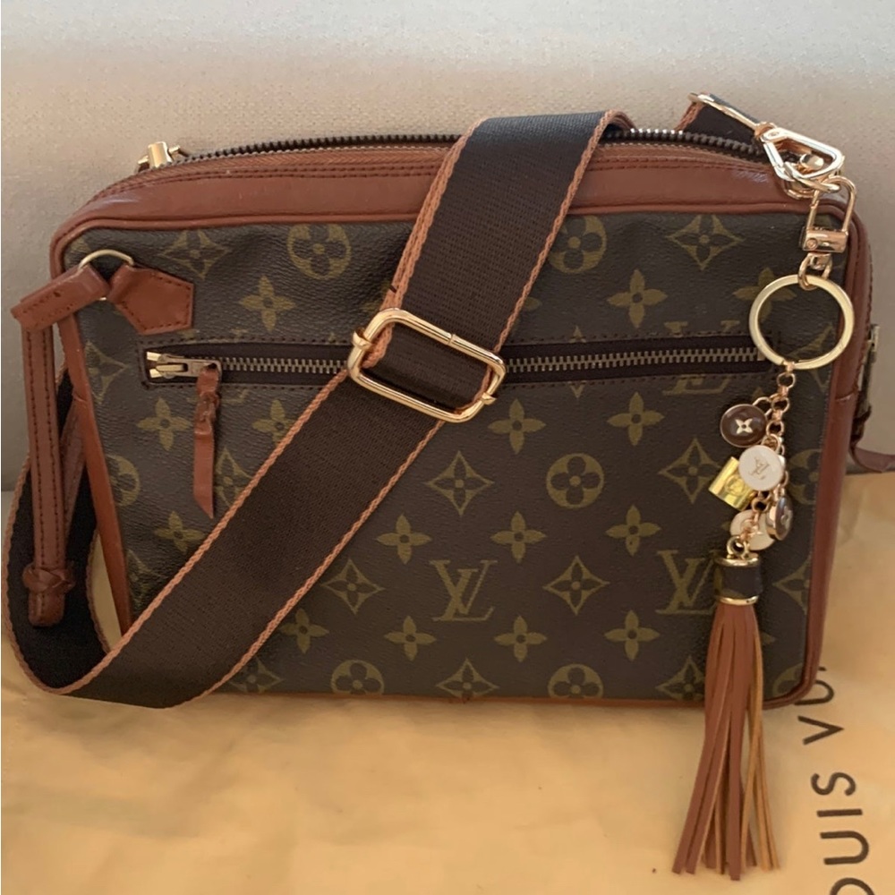 Vintage Louis Vuitton monogram pouchette sports bag